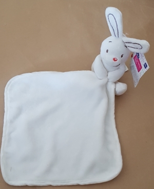 Doudou lapin blanc Mouchoir Auchan Baby chez vous dès demain