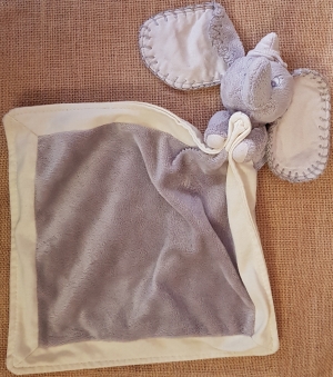 Doudou plat éléphant Dumbo gris blanc tissu DISNEY